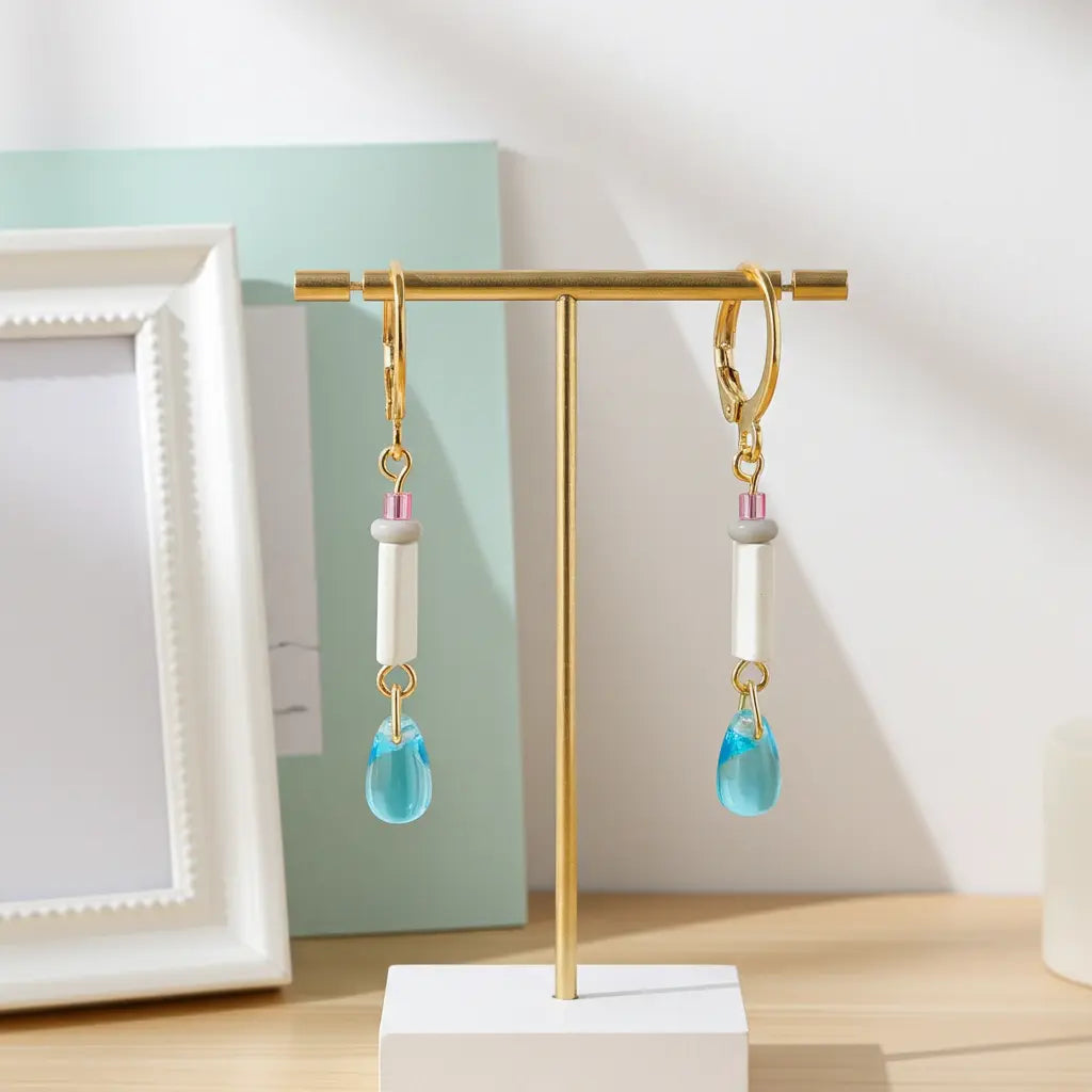 Brinco argola Mona cristal de murano azul branco banhado ouro 18k Majuh Semijoias Handmade