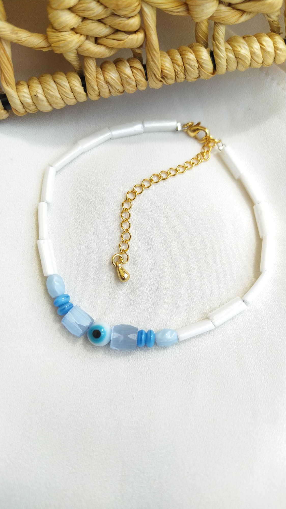 Pulseira em contas de cristal de Murano azul e branco com olho turco olho grego banhado em Ouro 18k